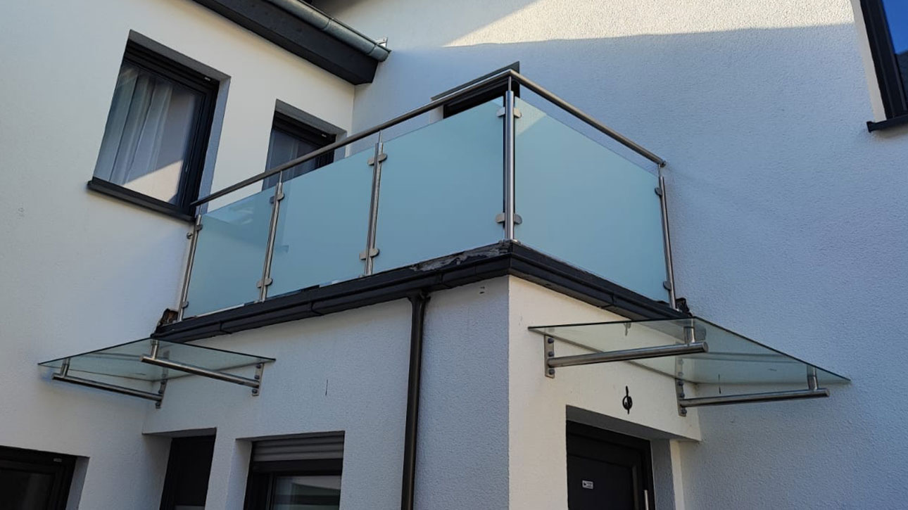 Balkongeländer aus Edelstahl und Glas